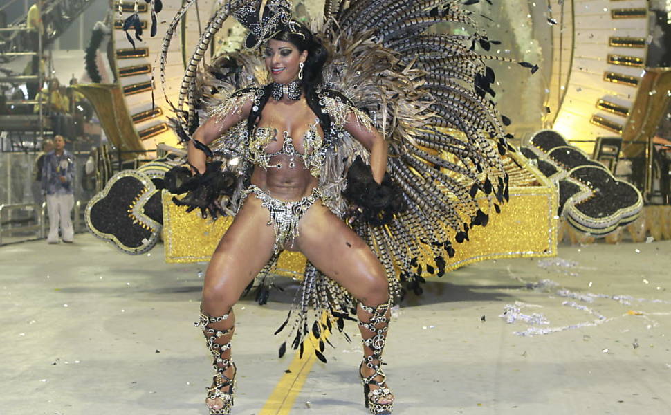 Cinthia Santos, madrinha da Águia de Ouro, mostra a boa forma durante desfile no Anhembi Cinthia Santos, madrinha da Águia de Ouro, mostra a boa forma durante desfile no Anhembi