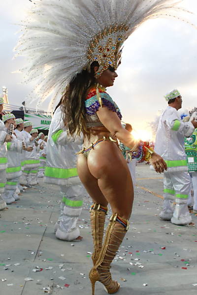 Viviane Araújo, rainha da bateria da Mancha Verde, mostrou sua beleza à frente dos ritmistas do mestre Caju Viviane Araújo, rainha da bateria da Mancha Verde, mostrou sua beleza à frente dos ritmistas do mestre Caju