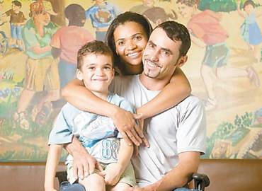 Rosenilda Felix e Geovane da Silva com Gustavo, de 5 anos, no instituto da Criana; casal busca diagnstico para o filho