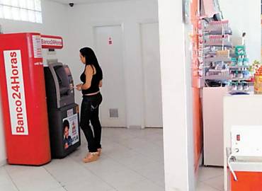 Cliente usa terminal do Banco24Horas em loja de convenincia em SP; ProTeste quer regulamentao de horrio