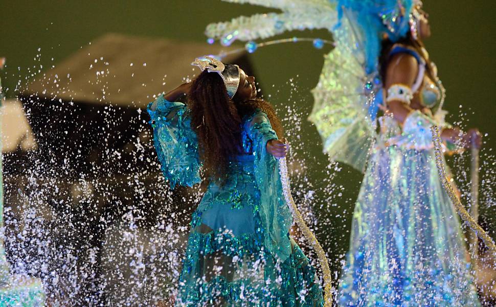 Desfile da escola de samba Portela, que apresentou samba-enredo "E o Povo na Rua Cantando. É Feito uma Reza, um Ritual...", na Sapucaí; Leia mais