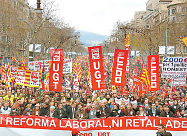 Manifestantes protestam contra as reformas trabalhistas, em Barcelona