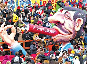 Carro alegrico com figura do presidente iraniano, Mahmoud Ahmadinejad, no Carnaval de Dsseldorf (Alemanha)