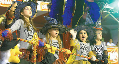 Crianas fantasiadas de bruxas no carro alegrico Aniquilao da Magia, da Unidos do Morro; escola foi campe do Carnaval de Batatais pela 2 vez