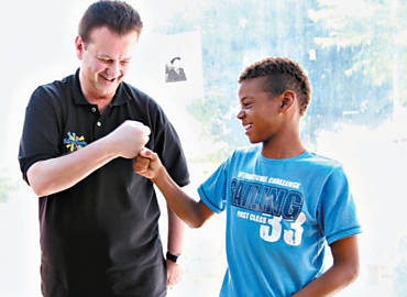 O prefeito Gilberto Kassab brinca com garoto durante vistoria em obras da região da cracolândia, em SP