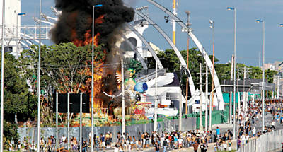 Carro da Prola Negra pega fogo no sambdromo do Anhembi aps confuso na apurao do Carnaval 2012