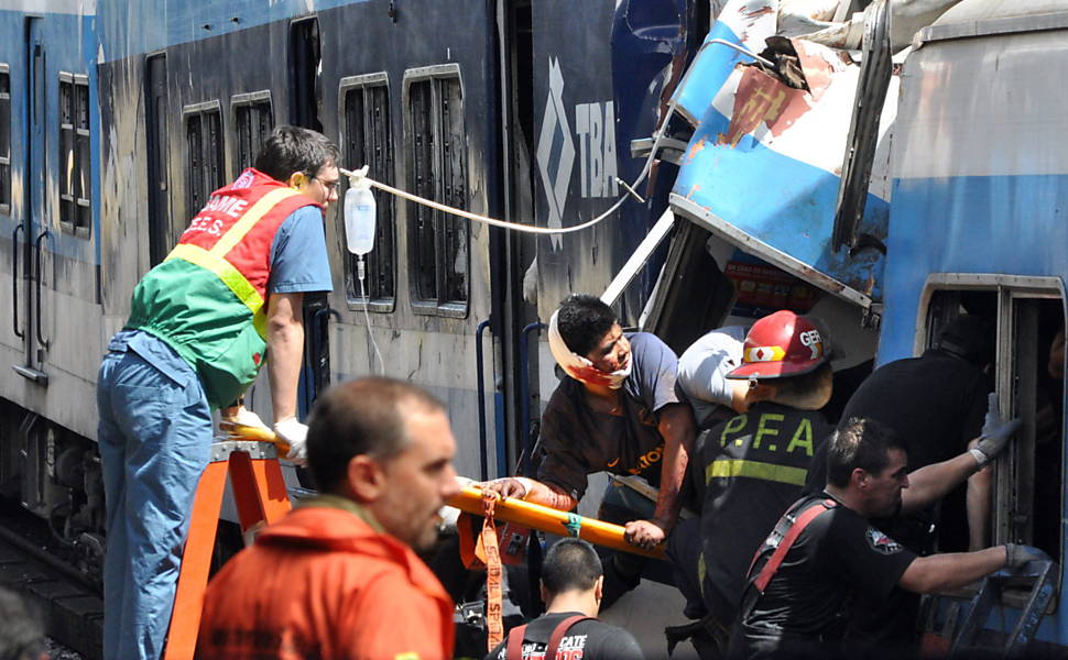 Passageiro ferido é resgatado de trem descarrilhado em Buenos Aires (Argentina) Leia mais