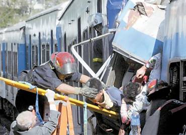Bombeiros argentinos resgatam passageiros aps o desastre de trem na estao Once, no centro de Buenos Aires, que deixou ao menos 49 mortos e cerca de 675 pessoas feridas