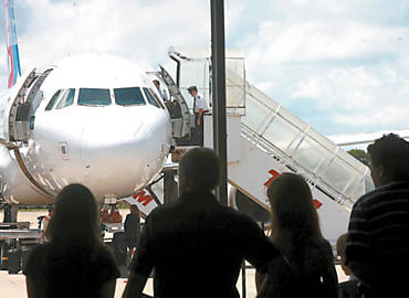 Do saguo, pessoas observam avio no aeroporto Leite Lopes, em Ribeiro Preto, que ter aumento no trfego de cargas