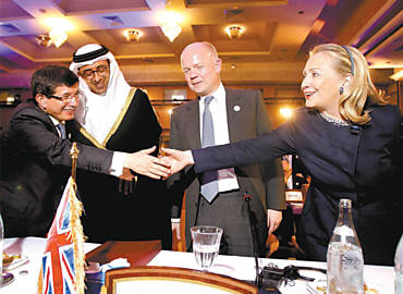 Da esq. para a dir., Davutoglu (Turquia), Nahyan (Emirados rabes), Hague (Reino Unido) e Hillary Clinton (EUA), ontem