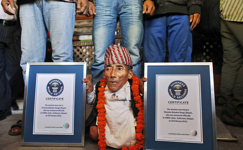 O nepalês Chandra Bahadur Dangi, 72, recebe certificado do livro dos recordes "Guinness World Records" de homem mais baixo do mundo de todos os tempos, com 55,8 centímetros do altura