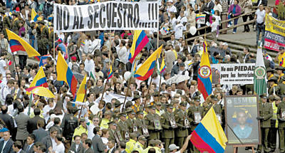 Centenas de civis e policiais protestam em Bogot, em dezembro, contra as Farc (Foras Armadas Revolucionrias da Colmbia) e o assassinato de refns
