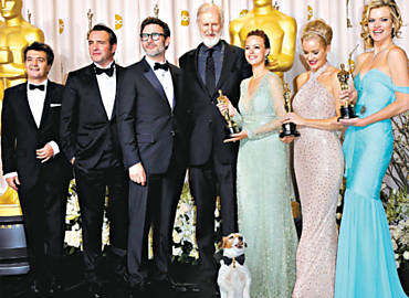 Hazanavicius (3  esq.) e equipe exibem parte dos Oscars de 'O Artista