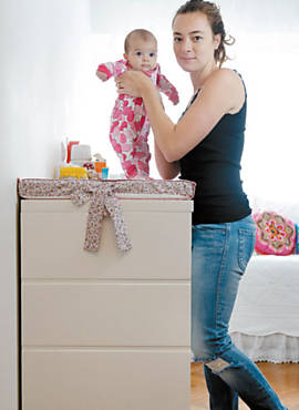A publicitria Amanda Agostini, 28, com a filha, Lara, de trs meses