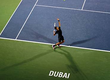 O srvio Novak Djokovic saca na vitria sobre o alemo Cedrik-Marcel Stebe pela 1 rodada do Torneio de Dubai. Foi a volta s quadras do lder do ranking aps o ttulo do Aberto da Austrlia