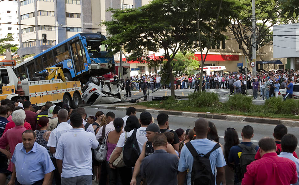 Acidente entre um ônibus e um carro matou um casal de idosos que estava dentro do automóvel e deixou outras duas pessoas feridas na avenida Vereador José Diniz, zona sul de São Paulo Leia mais