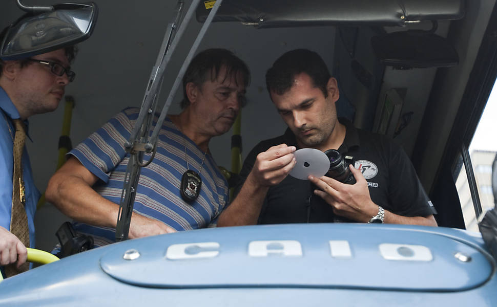 Policiais examinam tacógrafo do ônibus após acidente  Leia mais