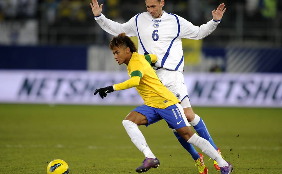 Neymar disputa a bola com o bósnio Elvir Rahimic durante amistoso Leia mais Neymar disputa a bola com o bósnio Elvir Rahimic durante amistoso Leia mais