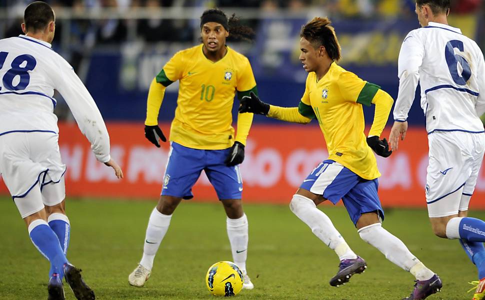 Neymar e Ronaldinho dominam a bola entre os bósnios Haris Medunjanin, à esquerda, e Elvir Rahimic durante amistoso em St. Gallen, na Suíça Leia mais