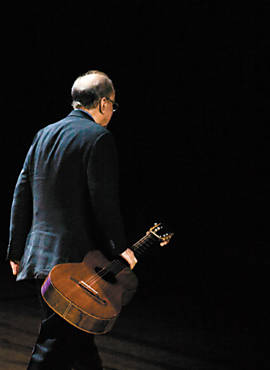 O cantor Joo Gilberto, no palco do Auditrio Ibirapuera, em So Paulo