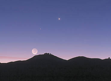Lua minguante vista em observatrio de Paranal, no Chile; o resto do astro s pode ser visto graas  luz vinda da Terra que  rebatida pelo satlite