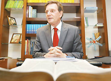 Com a Bíblia a sua frente, Marcelo Crivella dá entrevista em seu gabinete no Senado