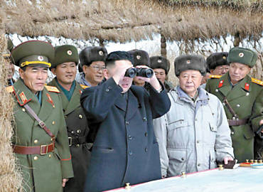 O ditador norte-coreano, Kim Jong-un (com binculo), inspeciona unidades militares na fronteira com a Coreia do Sul
