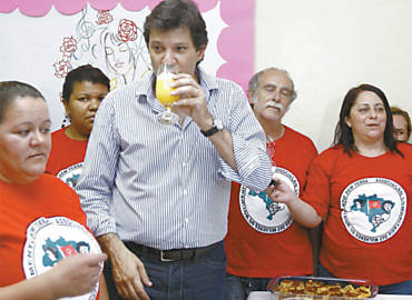 O pr-candidato petista, Fernando Haddad, encontra integrantes do MST em So Paulo