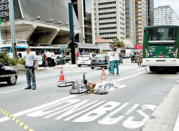 Corpo de ciclista morta por nibus na avenida Paulista