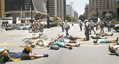 Protesto na avenida Paulista, que fechou o trnsito ontem, no local onde ciclista de 33 anos foi atropelada