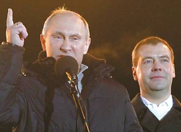 Com lgrimas nos olhos, Putin ( esquerda) festeja sua eleio, ao lado do atual presidente russo, Dmitri Medvedev