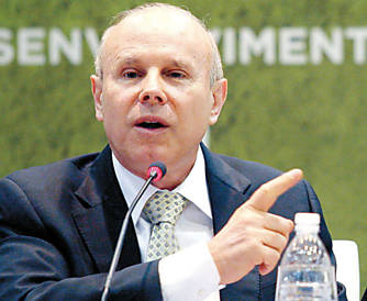 O ministro da Fazenda, Guido Mantega, durante a solenidade em que foi feito o balanço de um ano do Programa de Aceleração do Crescimento 2, em Brasília