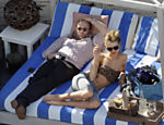 Jason Statham e Rosie Huntington-Whiteley relaxam em praia de Miami (EUA), enquanto a moça aproveita para dar umas tragadas