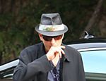 O polêmico ator hollywoodiano Charlie Sheen acende cigarro ao deixar seu carro em Los Angeles (EUA)