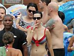 No resort Atlantis Paradise Island, nas Bahamas, a cantora pop Katy Perry aproveitou a folga para relaxar e fumar um cigarro