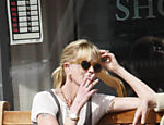 Melanie Griffith, ao sair para fazer compras, fuma um cigarro em shopping de Los Angeles