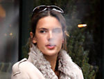 Alessandra Ambrósio dá baforada de cigarro em restaurante na região de Manhattan, em Nova York (EUA)