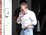 Kiefer Sutherland, também conhecido como Jack Bauer, fuma entre um aceno e outro para os fãs do seriado "24 horas"