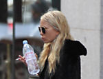 Mary Kate Olsen, sem a irmã gêmea, acende cigarro antes de entrar em carro na cidade de Nova York