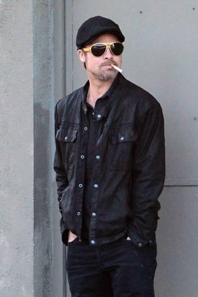 Brad Pitt aproveita tempo livre para umas baforadas na cidade californiana de Los Angeles