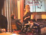 Mesmo em seu nono mês de gestação, Danielle Winits foi fotografada fumando em restaurante carioca, em companhia do pai de seu filho, Jonatas Faro