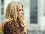 Em Londres (Inglaterra), a atriz nova-iorquina Sienna Miller sai com namorado e aproveita para fumar um cigarro