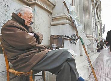 Vendedor de loteria no centro de Atenas (Grcia); taxa de desemprego no pas cresceu para 21% em dezembro de 2011