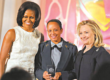 Major Pricilla Azevedo recebe prmio de Michelle Obama e Hillary Clinton, em Washington