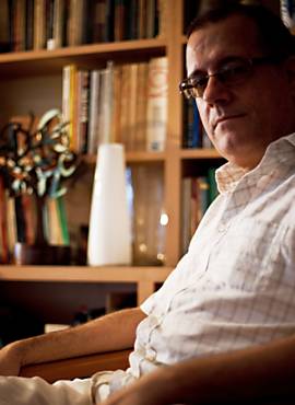 O poeta, tradutor e professor carioca Paulo Henriques Britto, 60, em sua casa, no Rio