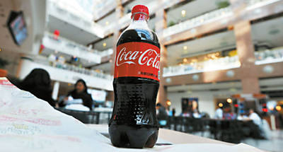 Garrafa de Coca-Cola em praa de alimentao em shopping dos EUA, onde ocorre a polmica sobre corante cancergeno