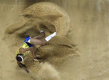 O sueco Michel Trneus crava 7,85 m no salto em distncia no Mundial indoor, em Istambul. O brasileiro Marcus Vincius da Silva fez a melhor marca do ano (8,28 m) e se classificou em 1  final, que ser disputada hoje