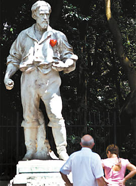 Casal observa corao vermelho colocado em monumento em plena avenida Paulista