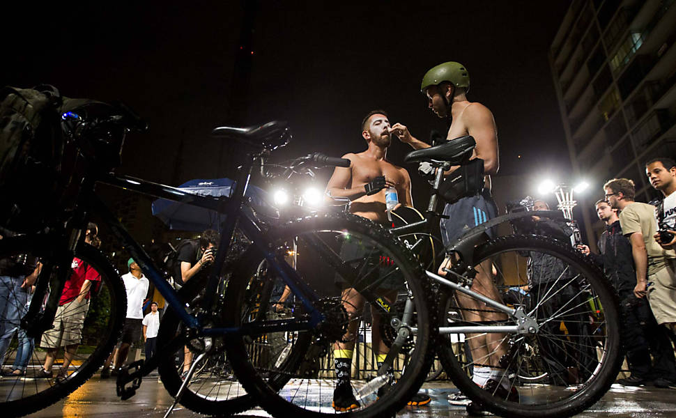 Ciclistas se preparam para a "Pedalada Pelada", protesto por mais respeito no trânsito Leia mais