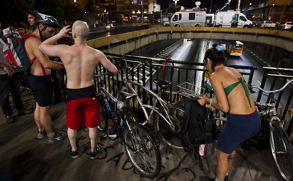 Ciclistas participam da "Pedalada Pelada" nas ruas de São Paulo Leia mais